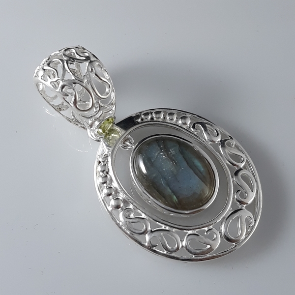 Sterling Silver Blue Labradorite Pendant - Picture 7 of 15